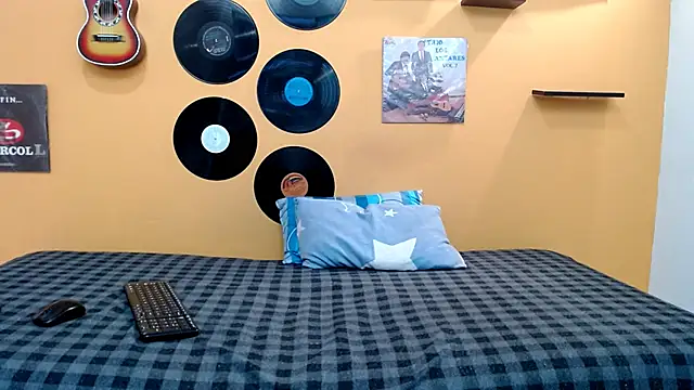 skinnyverus18 online show from 02.18.26