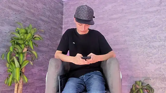 Snapshot of ArthurCox chatting on 09.17.25 ArthurCox online show from 09.17.25