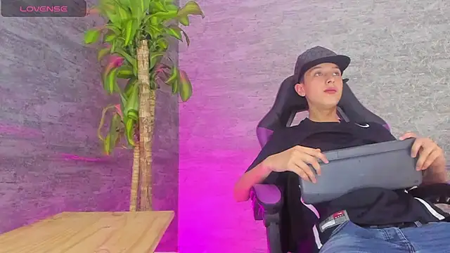 Snapshot of ArthurCox chatting on 09.23.25 ArthurCox online show from 09.23.25