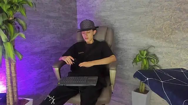 Snapshot of ArthurCox chatting on 10.07.25 ArthurCox online show from 10.07.25