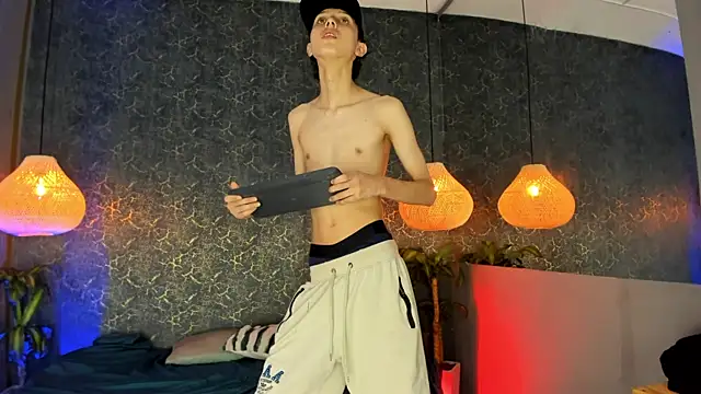 Snapshot of ArthurCox chatting on 10.08.25 ArthurCox online show from 10.08.25