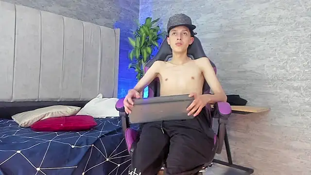 Snapshot of ArthurCox chatting on 10.19.25 ArthurCox online show from 10.19.25