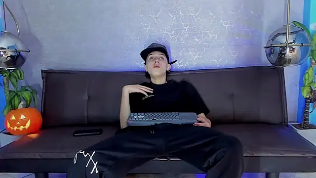 Snapshot of ArthurCox chatting on 10.28.25 ArthurCox online show from 10.28.25