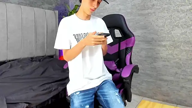 Snapshot of ArthurCox chatting on 10.30.25 ArthurCox online show from 10.30.25