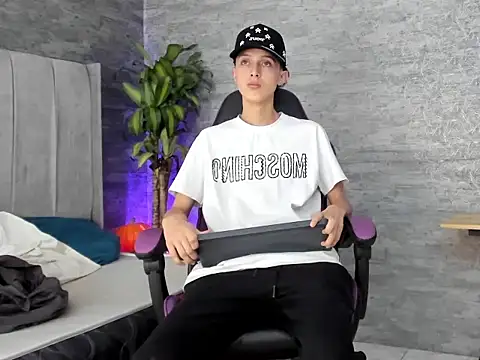 Snapshot of ArthurCox chatting on 11.04.25 ArthurCox online show from 11.04.25