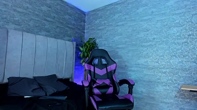 Snapshot of ArthurCox chatting on 11.07.25 ArthurCox online show from 11.07.25