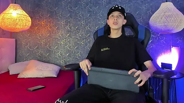 Snapshot of ArthurCox chatting on 11.13.25 ArthurCox online show from 11.13.25