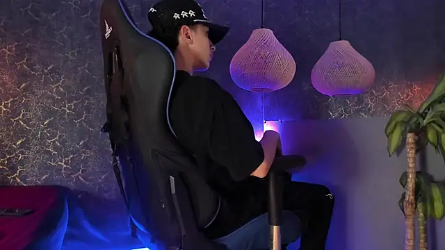 Snapshot of ArthurCox chatting on 11.15.25 ArthurCox online show from 11.15.25