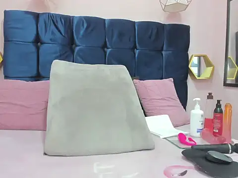 Snapshot of candy_big_tits18 chatting on 10.30.25 candy big tits18 online show from 10.30.25