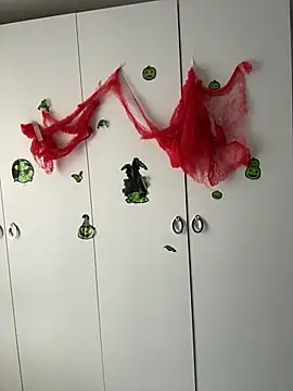 TenderLaGlamor online show from 10.31.25