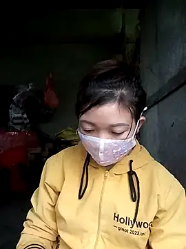 Snapshot of qychiu chatting on 11.18.25 qychiu online show from 11.18.25