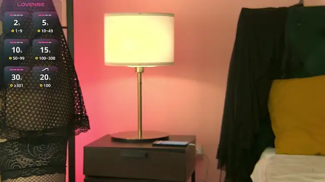 Snapshot of NiaMalkova chatting on 10.17.25 NiaMalkova online show from 10.17.25