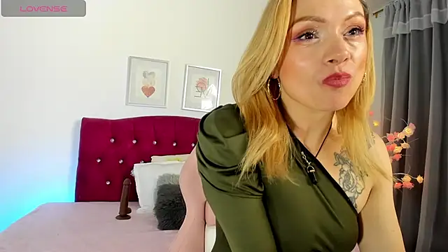 Snapshot of scarlett_blake11 chatting on 10.10.25 scarlett blake11 online show from 10.10.25