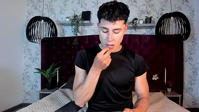 Snapshot of AustinJones_ chatting on 11.19.25 AustinJones online show from 11.19.25