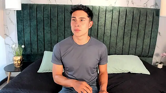 Snapshot of AustinJones_ chatting on 11.29.25 AustinJones online show from 11.29.25