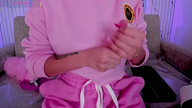 chloegils  online show from 10.17.25