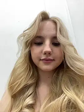 Snapshot of Sky_Cutie chatting on 09.25.25 Sky Cutie online show from 09.25.25