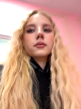 Snapshot of Sky_Cutie chatting on 10.21.25 Sky Cutie online show from 10.21.25