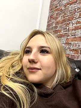 Snapshot of Sky_Cutie chatting on 10.23.25 Sky Cutie online show from 10.23.25