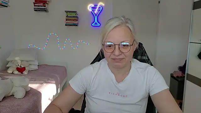 Linsy Kim online show from 04.19.26