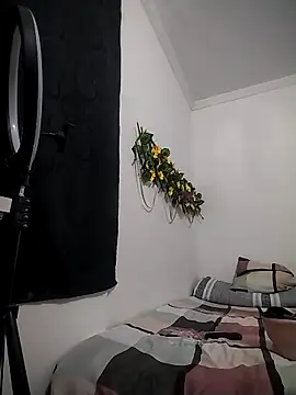 Snapshot of dulcelatin21 chatting on 11.05.25 dulcelatin21 online show from 11.05.25