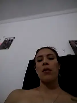 Snapshot of dulcelatin21 chatting on 11.10.25 dulcelatin21 online show from 11.10.25