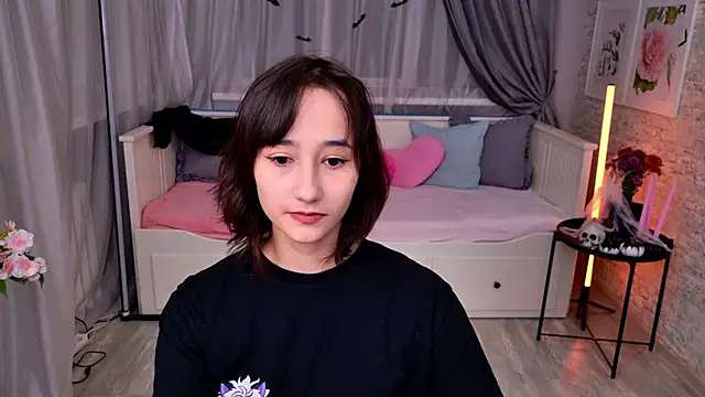 Snapshot of EmilySwonn chatting on 10.26.25 EmilySwonn online show from 10.26.25