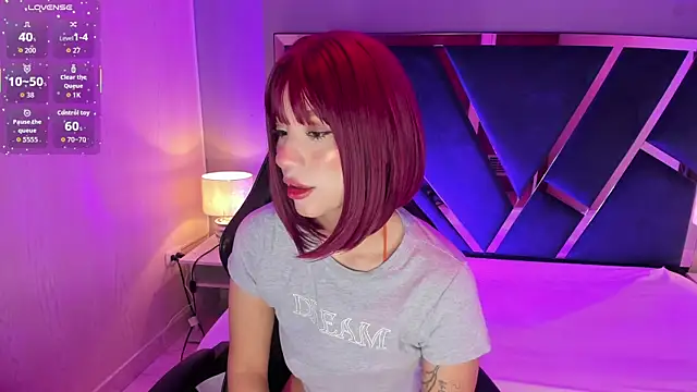 Snapshot of ZharaLux chatting on 10.21.25 ZharaLux online show from 10.21.25