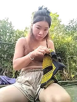 lylylove online show from 10.17.25