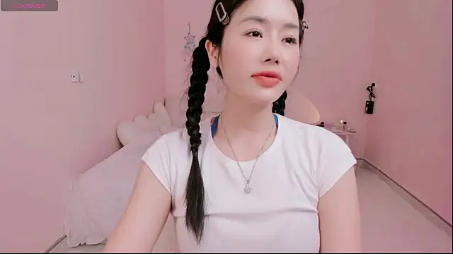 Snapshot of strawberry-ni chatting on 09.19.25 strawberry-ni online show from 09.19.25