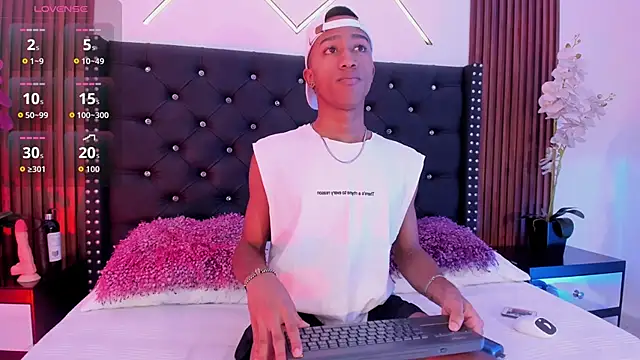 Snapshot of SammyAdams_ chatting on 09.22.25 SammyAdams online show from 09.22.25