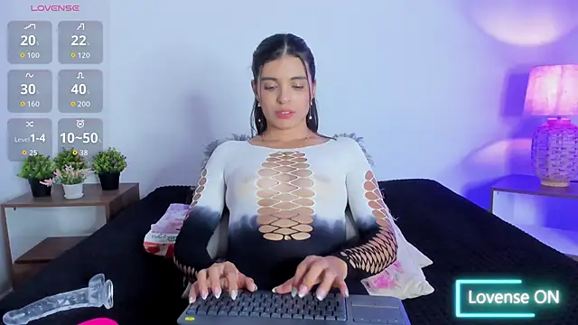 hailey hadid online show from 09.24.25