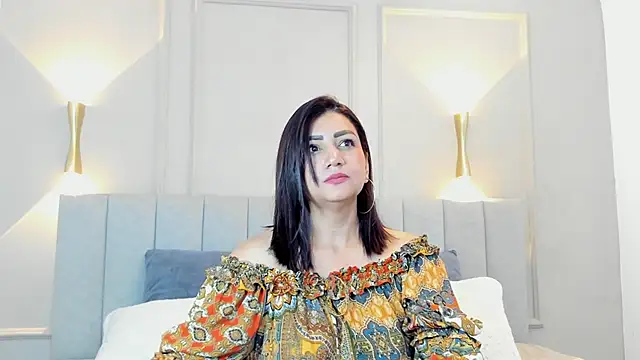 Snapshot of victoria_bourne chatting on 10.11.25 victoria bourne online show from 10.11.25