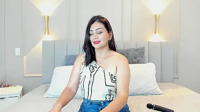 Snapshot of victoria_bourne chatting on 10.15.25 victoria bourne online show from 10.15.25