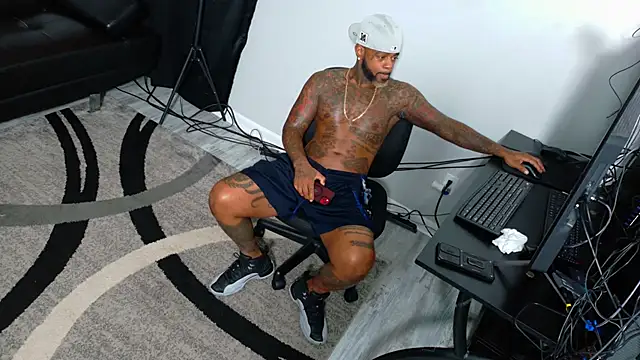 Snapshot of SLANGONDEMHOES chatting on 10.26.25 SLANGONDEMHOES online show from 10.26.25