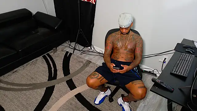 Snapshot of SLANGONDEMHOES chatting on 10.27.25 SLANGONDEMHOES online show from 10.27.25