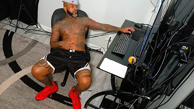 Snapshot of SLANGONDEMHOES chatting on 10.29.25 SLANGONDEMHOES online show from 10.29.25