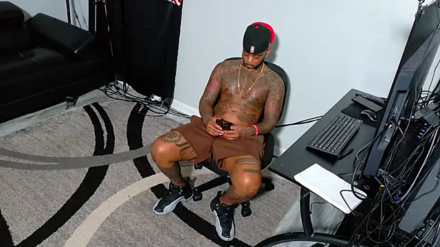 Snapshot of SLANGONDEMHOES chatting on 10.30.25 SLANGONDEMHOES online show from 10.30.25