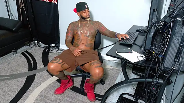 Snapshot of SLANGONDEMHOES chatting on 10.31.25 SLANGONDEMHOES online show from 10.31.25