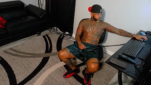 Snapshot of SLANGONDEMHOES chatting on 11.10.25 SLANGONDEMHOES online show from 11.10.25