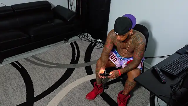 Snapshot of SLANGONDEMHOES chatting on 11.17.25 SLANGONDEMHOES online show from 11.17.25