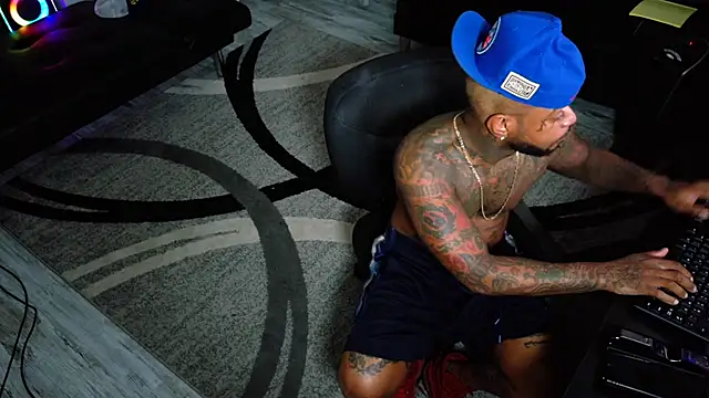 Snapshot of SLANGONDEMHOES chatting on 12.04.25 SLANGONDEMHOES online show from 12.04.25