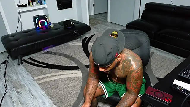 Snapshot of SLANGONDEMHOES chatting on 12.05.25 SLANGONDEMHOES online show from 12.05.25