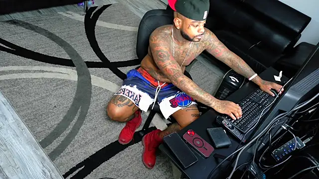 Snapshot of SLANGONDEMHOES chatting on 12.15.25 SLANGONDEMHOES online show from 12.15.25