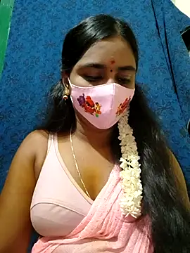 Snapshot of mini-queen chatting on 09.08.25 mini-queen online show from 09.08.25