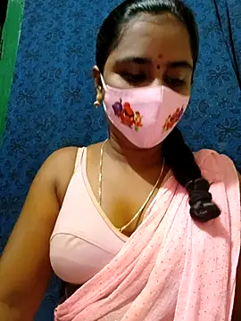 Snapshot of mini-queen chatting on 09.11.25 mini-queen online show from 09.11.25