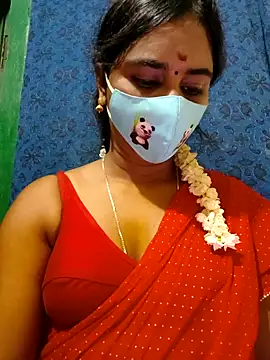 Snapshot of mini-queen chatting on 09.14.25 mini-queen online show from 09.14.25