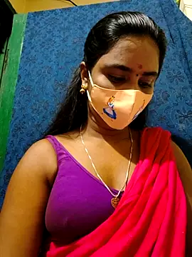 Snapshot of mini-queen chatting on 09.17.25 mini-queen online show from 09.17.25