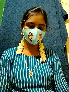 Snapshot of mini-queen chatting on 09.22.25 mini-queen online show from 09.22.25