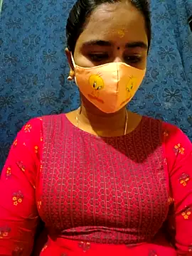 Snapshot of mini-queen chatting on 10.04.25 mini-queen online show from 10.04.25